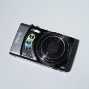 BenQ P1410 ｜ 28mm 廣角、7倍光學變焦 ｜ 金屬髮絲紋質感 CCD 數位相機