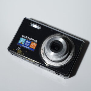 Olympus FE-4000 ｜ 珍珠光澤超薄機身、四倍光學變焦 ｜ 復古氛圍感 CCD 數位相機